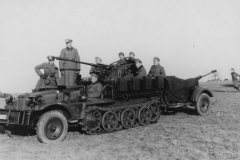Sd.Kfz_.10_4_with_trailer_2