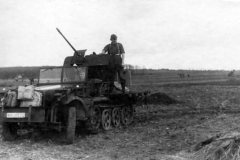 SdKfz_10_Wehrmacht_halftrack_with_20_mm_flak