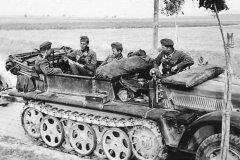 SdKfz_10_towing_gun