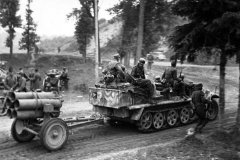 SdKfz_10_with_Nebelwerfer_1944