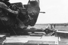 Sdkfz_10_with_Flak_and_Russian_POW