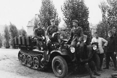 wehrmacht_soldiers_next_to_a_SdKfz_10_halftrack