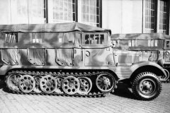 SdKfz_11_with_Mannschaftsaufbau_1940