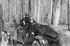 sdkfz_221_and_wehrmacht_soldiers