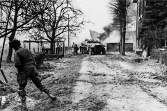 17th_Airborne_Division_Paratroopers_with_SdKfz_250_24mar1945