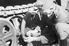 Sd_Kfz_250_maintenance_1942
