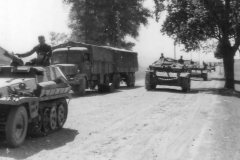 Sturmgeschutz_III_and_SdKfz_250_Ostfront
