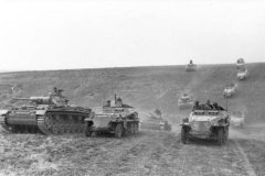eastern_front_south_Panzer_III_and_Schutzenpanzer_SdKfz_250_of_23rd_Panzer_Division_1942