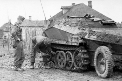mud-covered_SdKfz_250