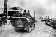 1_ID_troops_use_SdKfz251_in_Schoppen_22jan45