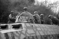 Fallschirmjagers_and_SdKfz_251_Ausf_D_Schutzenpanzerwagen_1944