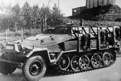 SdKfz_251-1_Stuka_zu_Fuss