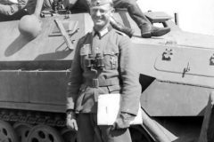 SdKfz_251-3__Wehrmacht_officers_and_Schutzenpanzerwagen_eastern_front_1942