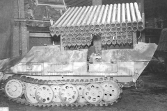 SdKfz_251_Ausf_D_with_calliope_rocket_launcher