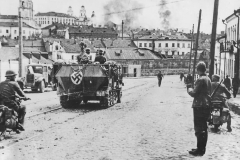 SdKfz_251_Stuka_zu_Fuss_of_12th_PD_entering_Minsk