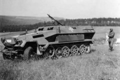 Sdkfz_251_ausf_A_with_mg34