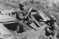 Wehrmacht_Soldiers_Load_Stug_III_with_Ammunition_from_SdKfz_252_1941_eastern_front