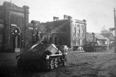 leichte_Gepanzerte_Munitionskraftwagen_SdKfz_252_and_StuG_III