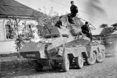 Panzerfunkwagen_8-Rad_SdKfz_263_with_flag