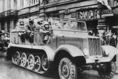 German_Troops_in_SdKfz_6_Towing_10_5_cm_leFH_18_in_Prague_1939