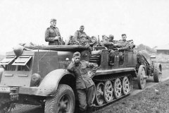 Armored_SdKfz_7_towing_a_sFH_18