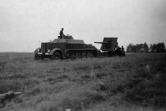 Bunkerknacker_SdKfz_7_towing_an_88
