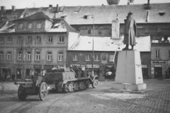 SdKfz.7_1_with_105_cm_leichter_Feldhaubitze_18