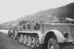 SdKfz7_Halftrack_Towing_15cm_Artillery_Gun