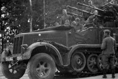 SdKfz_7-1_with_2_cm_Vierlingsflak