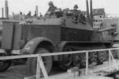 SdKfz_7_towing_a_88_cm_Panzerabwehrkanone_Flak_18_gun