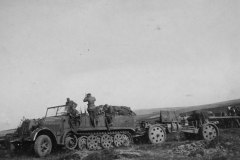 SdKfz_7_towing_a_sFH_18