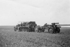 SdKfz_7_towing_gun