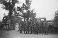 SdKfz_7_towing_schwere_Feldhaubitze_18_near_Orlean_June_1940