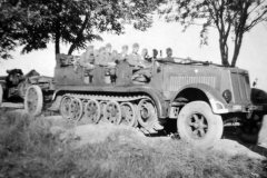 Sd_Kfz_7_towing_gun