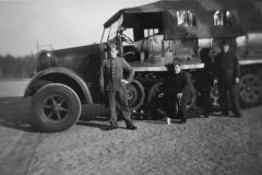 Wehrmacht_soldiers_next_to_a_SdKfz_7