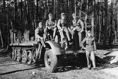 Wehrmacht_soldiers_next_to_a_SdKfz_7_halftrack