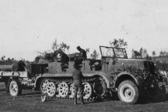 SdKfz_8_halftrack_towing_a_gun