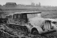 schwerer_Zugkraftwagen_12t_sdkfz_8_in_mud