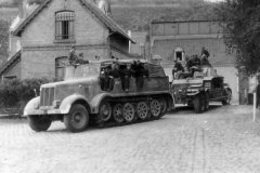 sdkfz_8_pulling_trailer