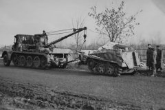 Sdkfz_9_1_towing_a_Sdkfz_250