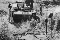 Canadian_Troops_Bury_Crew_of_Blasted_German_StuG_III_in_Italy_1944