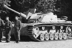 German_assault_gun_StuG_40_ausf_G_and_crew