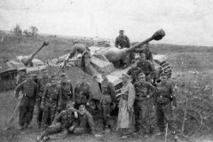 StuG_40_Ausf_G_and_crews