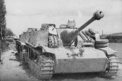 StuG_40_Ausf_G_with_zimmerit_and_saukopf_Eastern_front