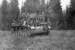StuG_40_and_German_troops