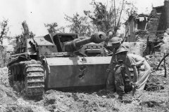 Stug_with_British_soldiers_in_Italy