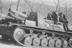 Sturmpanzer_II_Bison_15_cm_sIG_33_schweres_Infanteriegeschutz