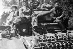 Tank_crews_atop_Tauchpanzer_III
