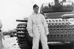 Tauchpanzer_III_and_panzerman_in_winter_uniform