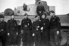 Early_Tiger_tank_and_crew_of_the_schwere_panzer_abteilung_505